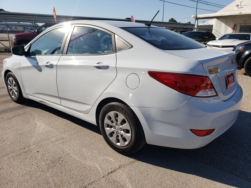 Hyundai Accent 4-Door Vehicle Full-screen Gallery Image 02