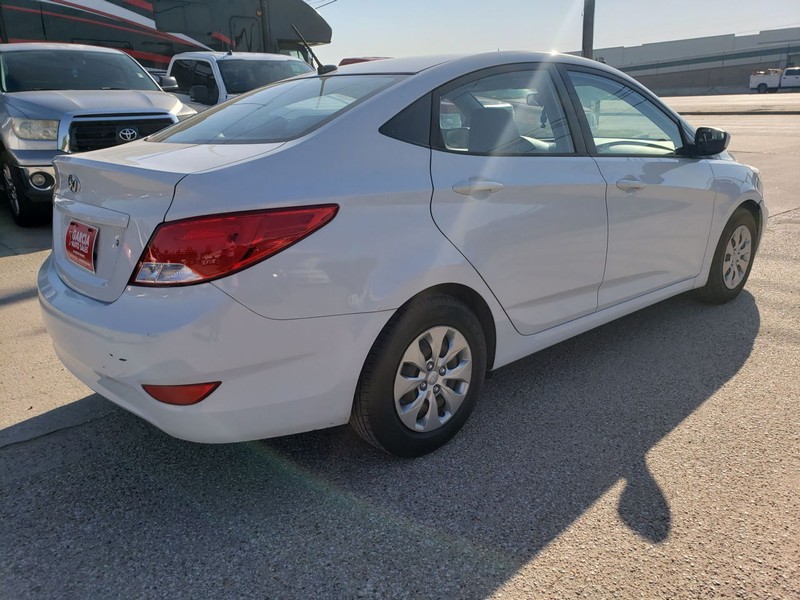 Hyundai Accent 4-Door Vehicle Full-screen Gallery Image 03