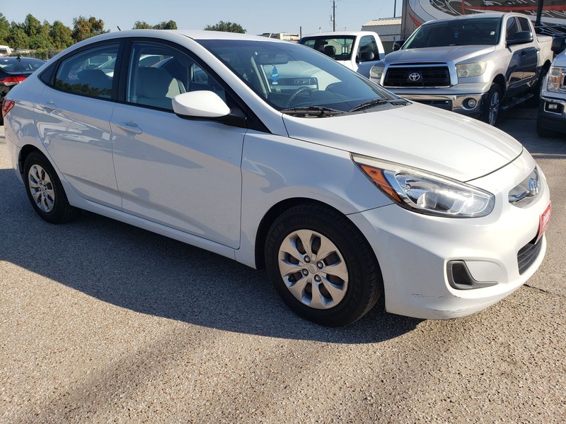 Hyundai Accent 4-Door Vehicle Full-screen Gallery Image 04
