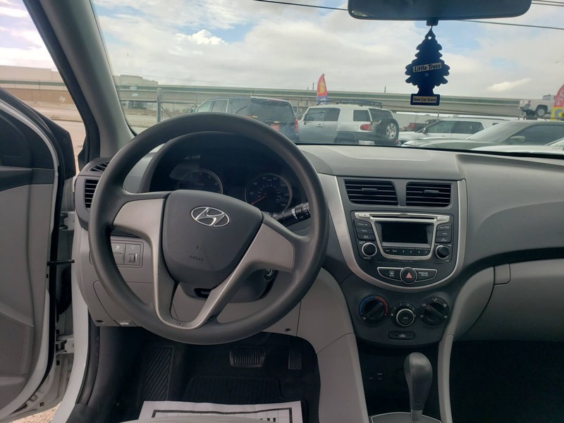 Hyundai Accent 4-Door Vehicle Full-screen Gallery Image 05