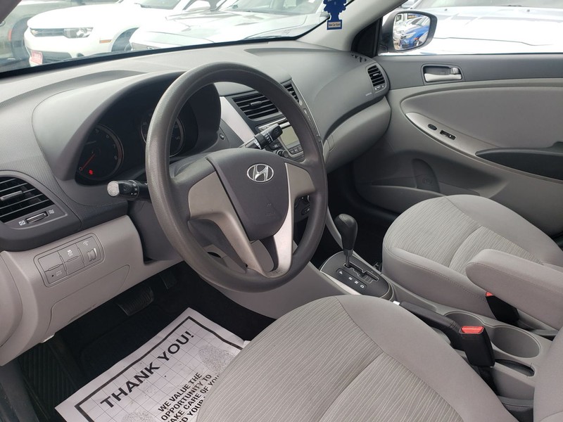 Hyundai Accent 4-Door Vehicle Full-screen Gallery Image 06