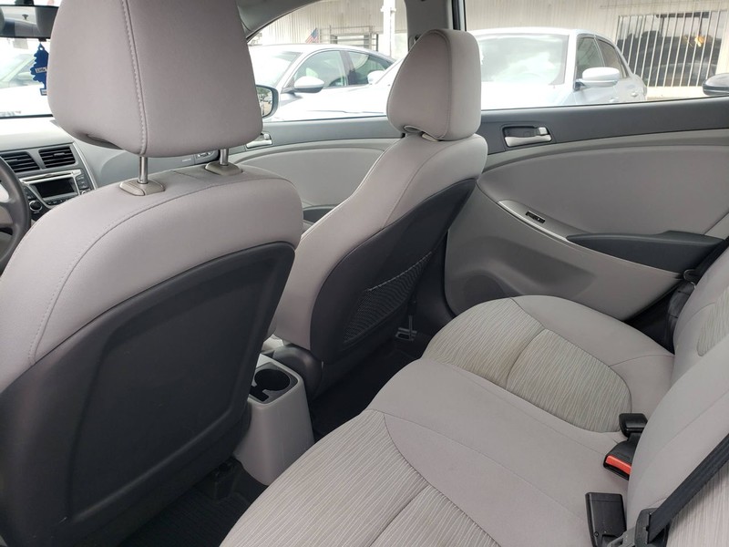 Hyundai Accent 4-Door Vehicle Full-screen Gallery Image 07