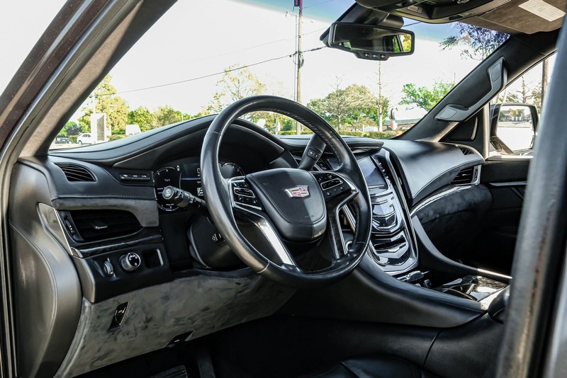 Cadillac Escalade Vehicle Full-screen Gallery Image 03