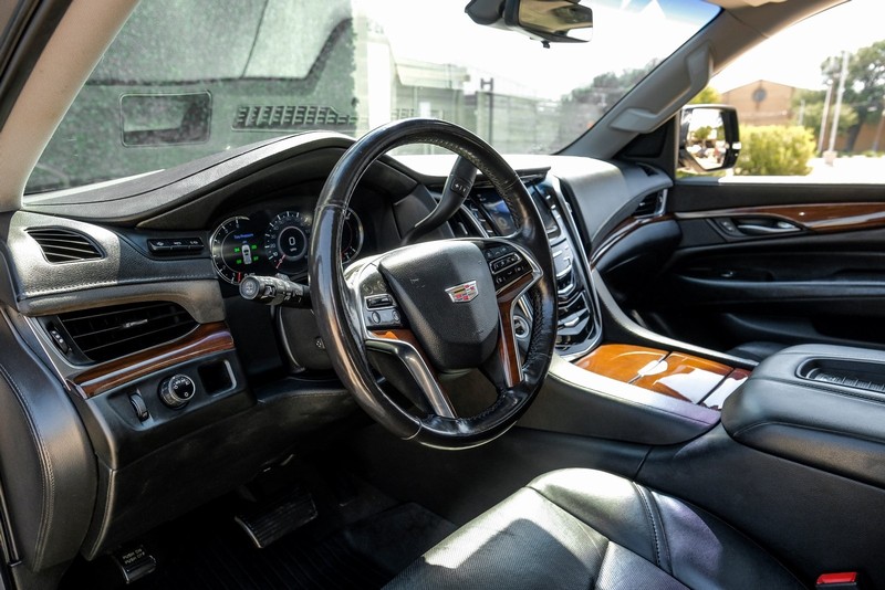 Cadillac Escalade ESV Vehicle Full-screen Gallery Image 03