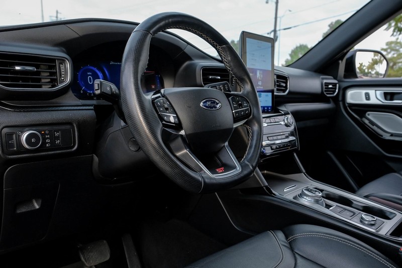 Ford Explorer Vehicle Full-screen Gallery Image 03