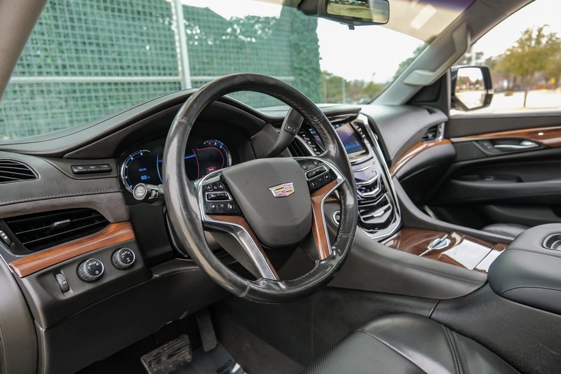 Cadillac Escalade ESV Vehicle Full-screen Gallery Image 03