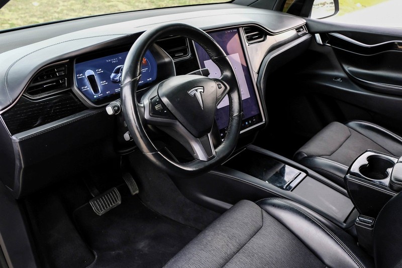 Tesla Model X Vehicle Full-screen Gallery Image 03