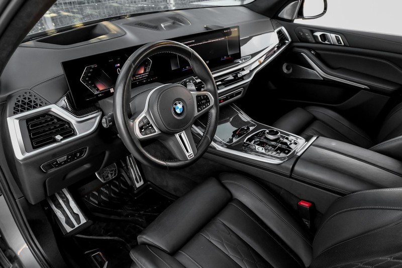 BMW X7 Vehicle Full-screen Gallery Image 03