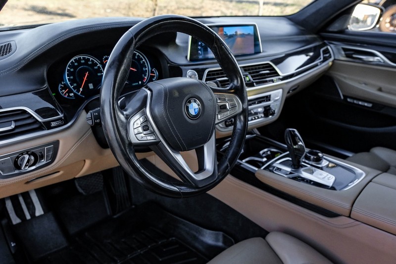 BMW 7 Series Vehicle Full-screen Gallery Image 03