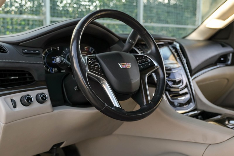 Cadillac Escalade ESV Vehicle Full-screen Gallery Image 03