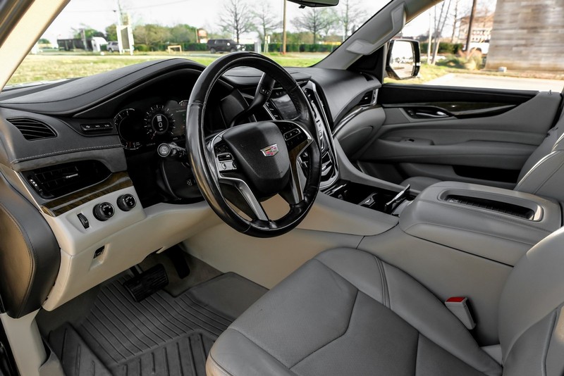 Cadillac Escalade ESV Vehicle Full-screen Gallery Image 03