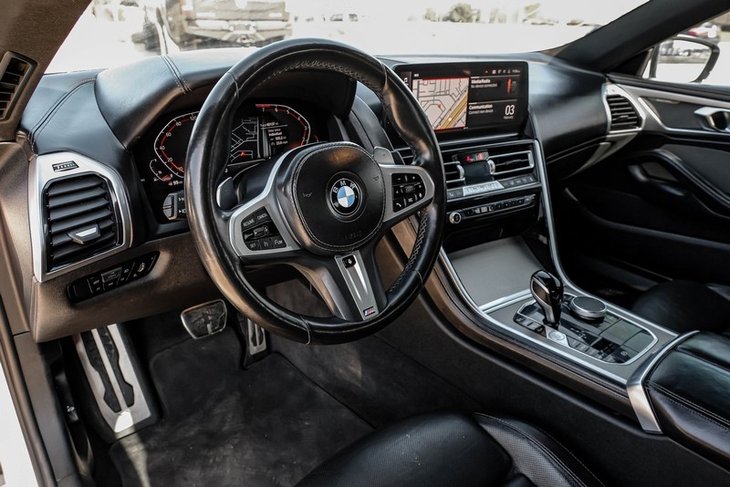 BMW 8 Series Vehicle Full-screen Gallery Image 03