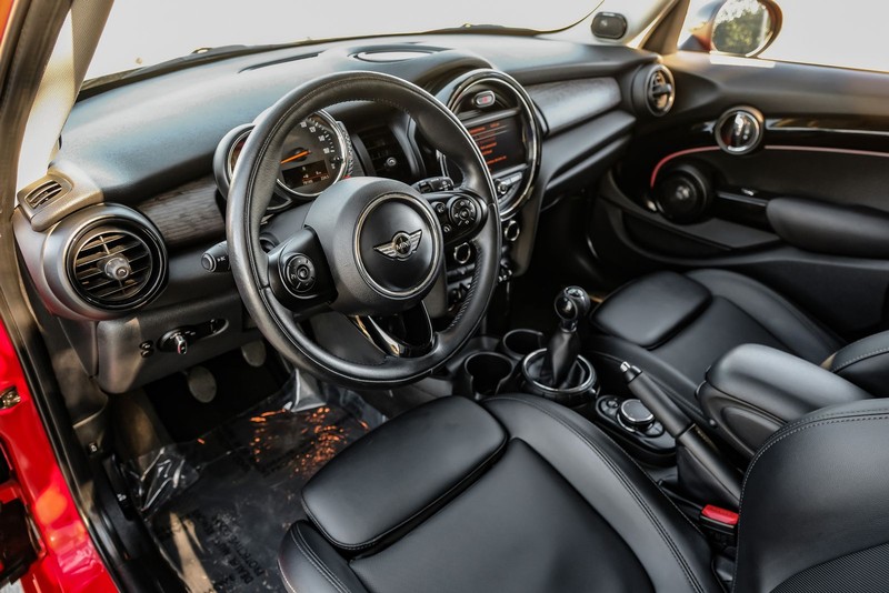 MINI Cooper Hardtop 4 Door Vehicle Full-screen Gallery Image 03