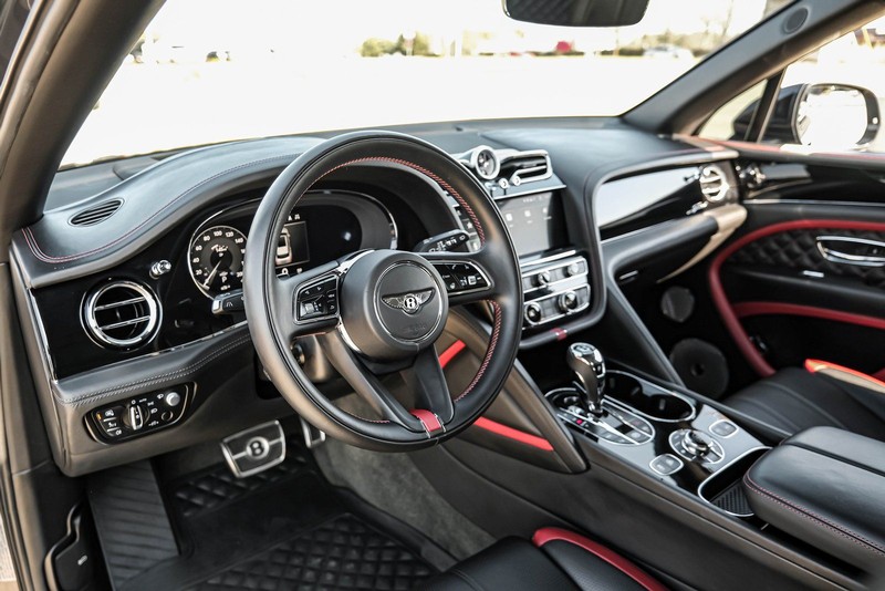 Bentley Bentayga Vehicle Full-screen Gallery Image 03