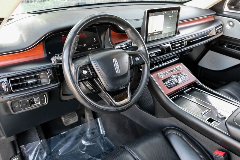 Lincoln Aviator Vehicle Full-screen Gallery Image 03