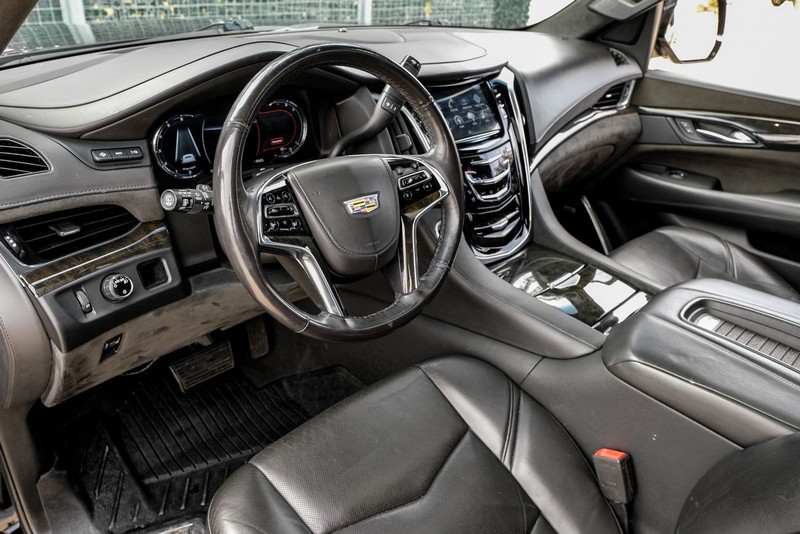 Cadillac Escalade ESV Vehicle Full-screen Gallery Image 03