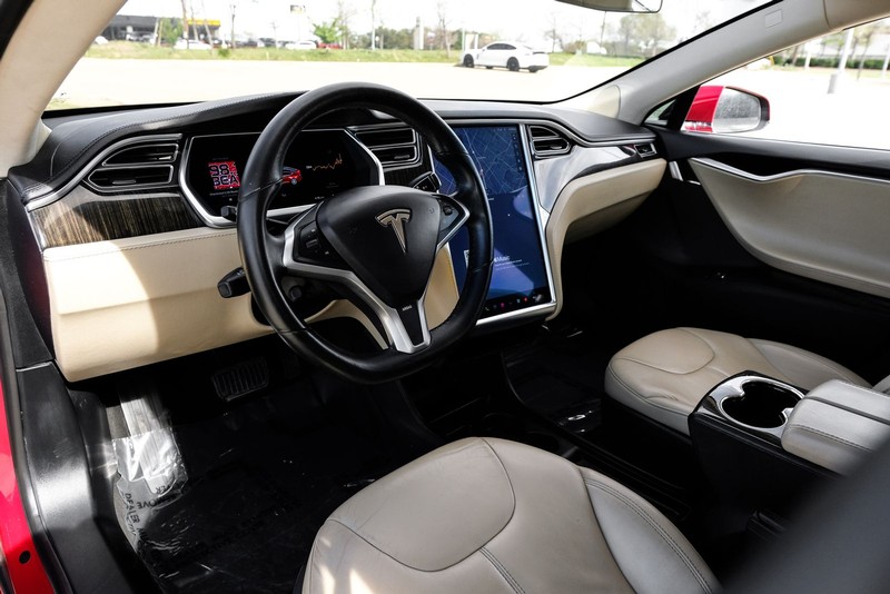 Tesla Model S Vehicle Full-screen Gallery Image 03
