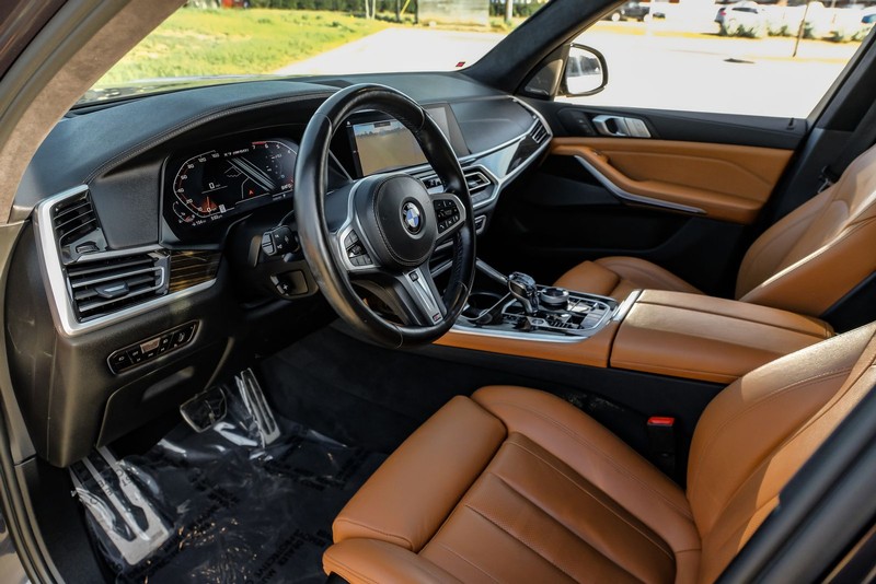 BMW X7 Vehicle Full-screen Gallery Image 03