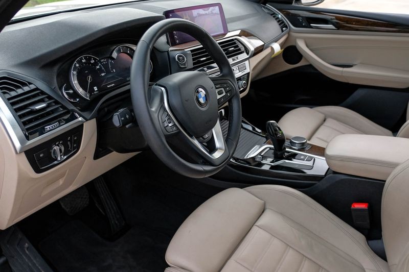 BMW X3 Vehicle Full-screen Gallery Image 03
