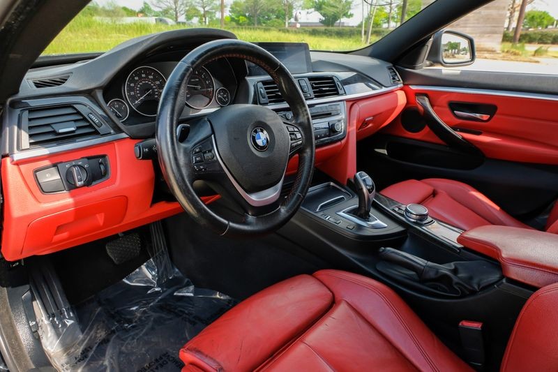 BMW 4 Series Vehicle Full-screen Gallery Image 03