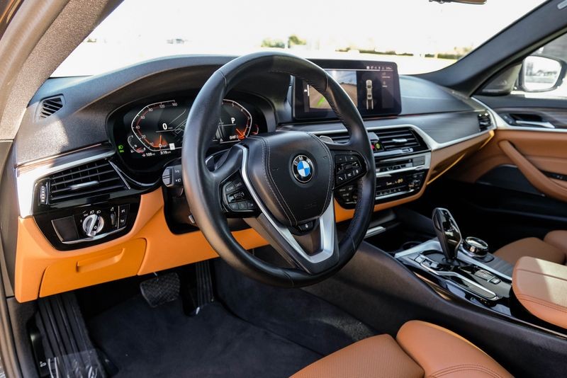 BMW 5 Series Vehicle Full-screen Gallery Image 03