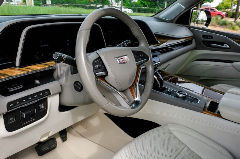 Cadillac Escalade Vehicle Full-screen Gallery Image 03