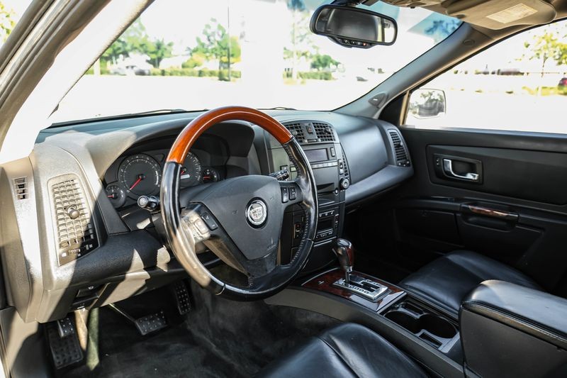 Cadillac SRX Vehicle Full-screen Gallery Image 03
