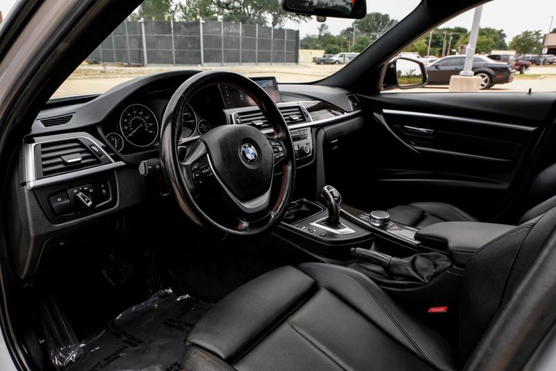 BMW 3 Series Vehicle Full-screen Gallery Image 03