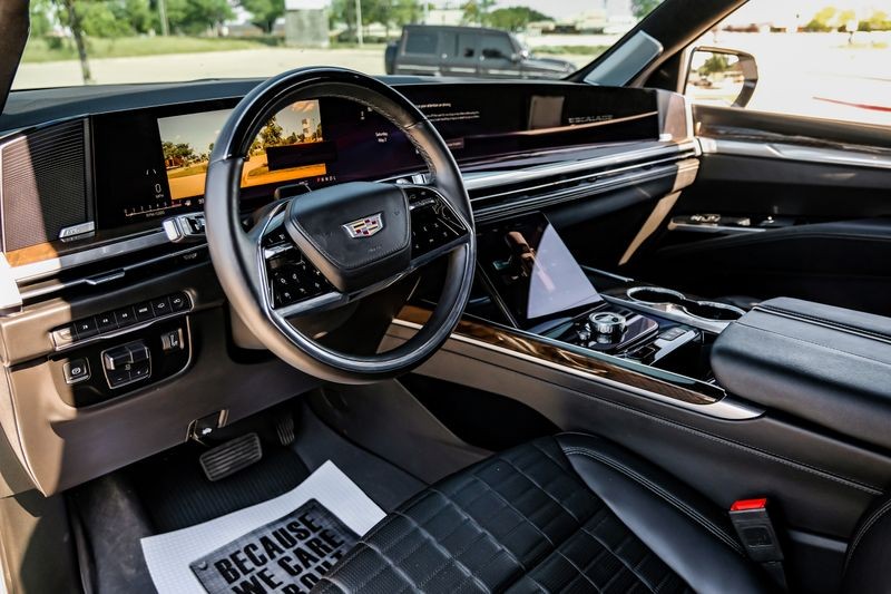 Cadillac Escalade Vehicle Full-screen Gallery Image 03