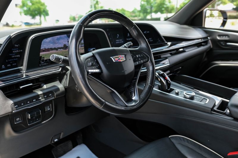 Cadillac Escalade Vehicle Full-screen Gallery Image 03