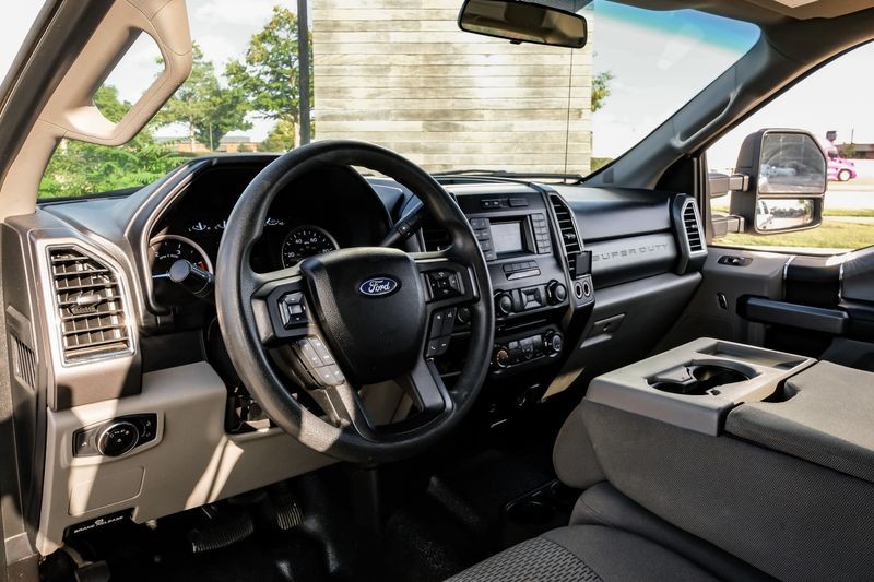 Ford Super Duty F-250 SRW Vehicle Full-screen Gallery Image 03