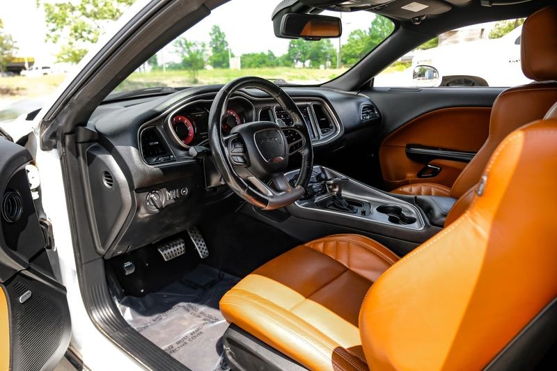 Dodge Challenger Vehicle Full-screen Gallery Image 03