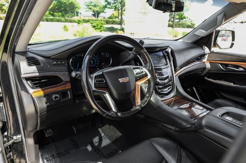 Cadillac Escalade ESV Vehicle Full-screen Gallery Image 03