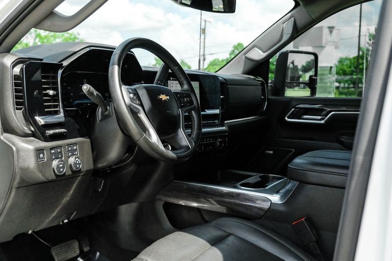 Chevrolet Silverado 2500HD Vehicle Full-screen Gallery Image 03