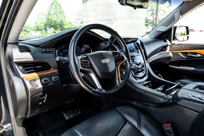 Cadillac Escalade Vehicle Full-screen Gallery Image 03