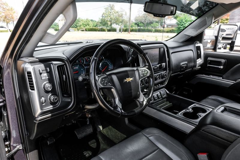 Chevrolet Silverado 3500HD Vehicle Full-screen Gallery Image 03