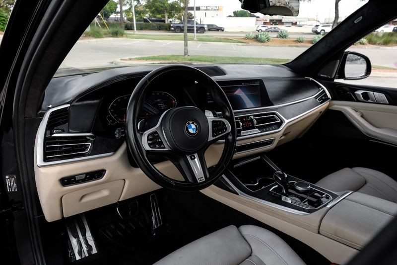 BMW X7 Vehicle Full-screen Gallery Image 02