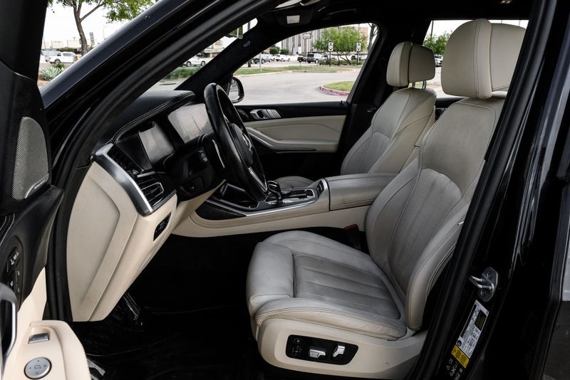 BMW X7 Vehicle Full-screen Gallery Image 03