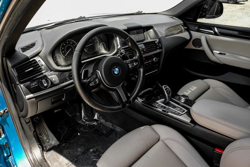 BMW X4 Vehicle Full-screen Gallery Image 03