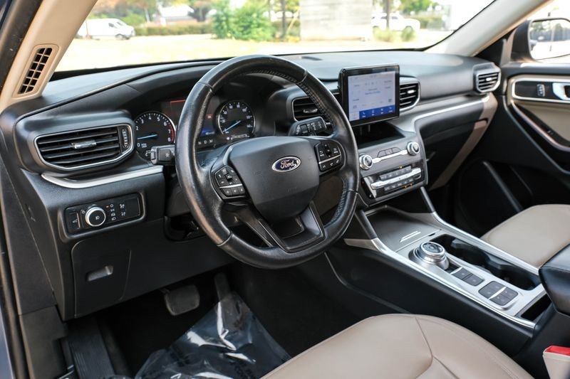 Ford Explorer Vehicle Full-screen Gallery Image 03