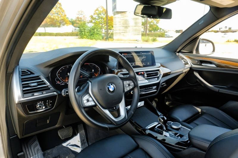 BMW X3 Vehicle Full-screen Gallery Image 03