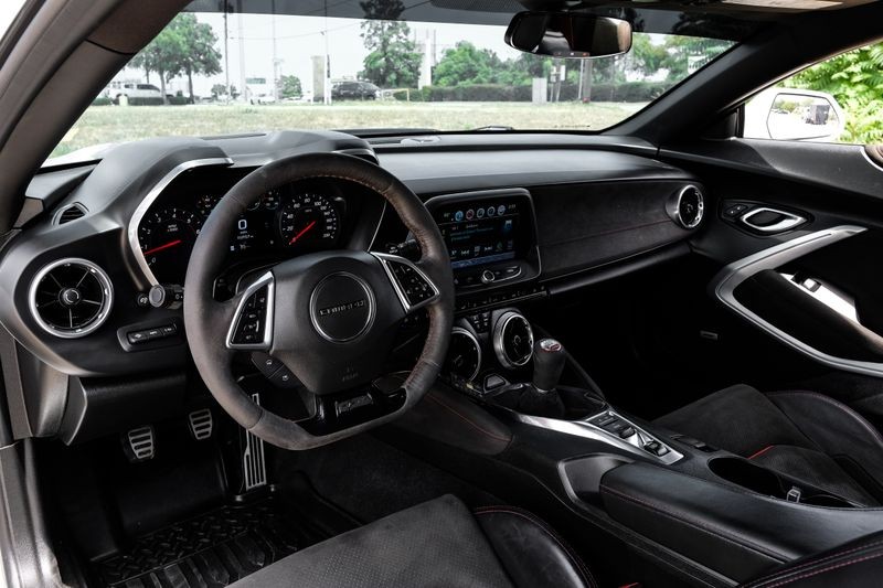 Chevrolet Camaro Vehicle Full-screen Gallery Image 03