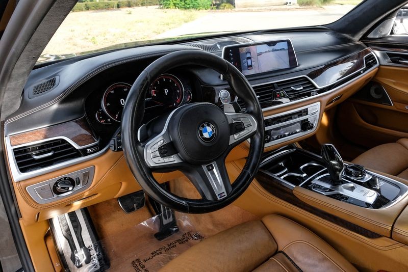 BMW 7 Series Vehicle Full-screen Gallery Image 03