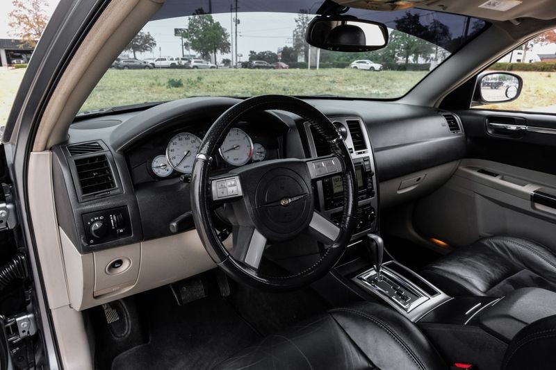 Chrysler 300 Vehicle Full-screen Gallery Image 03