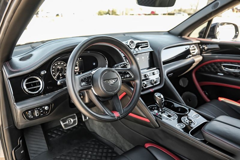 Bentley Bentayga Vehicle Full-screen Gallery Image 03