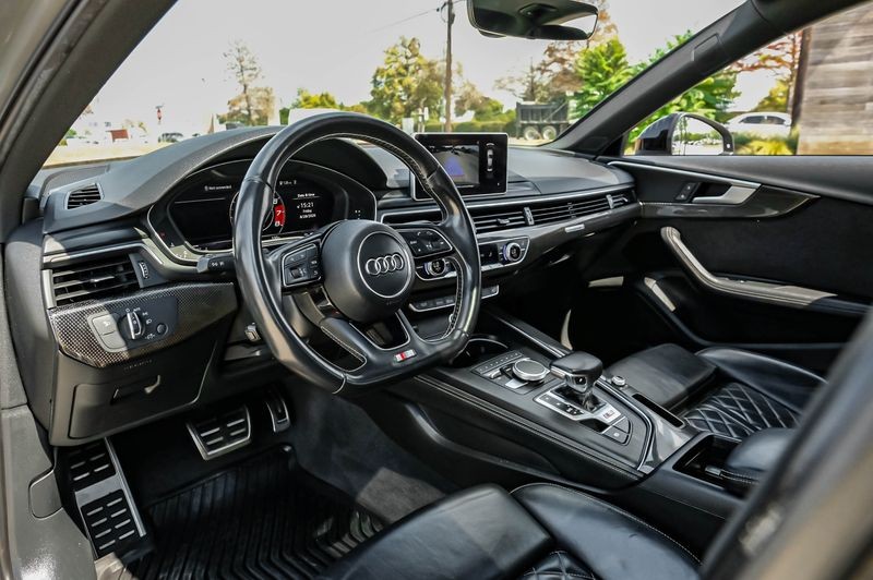 Audi S4 Vehicle Full-screen Gallery Image 03