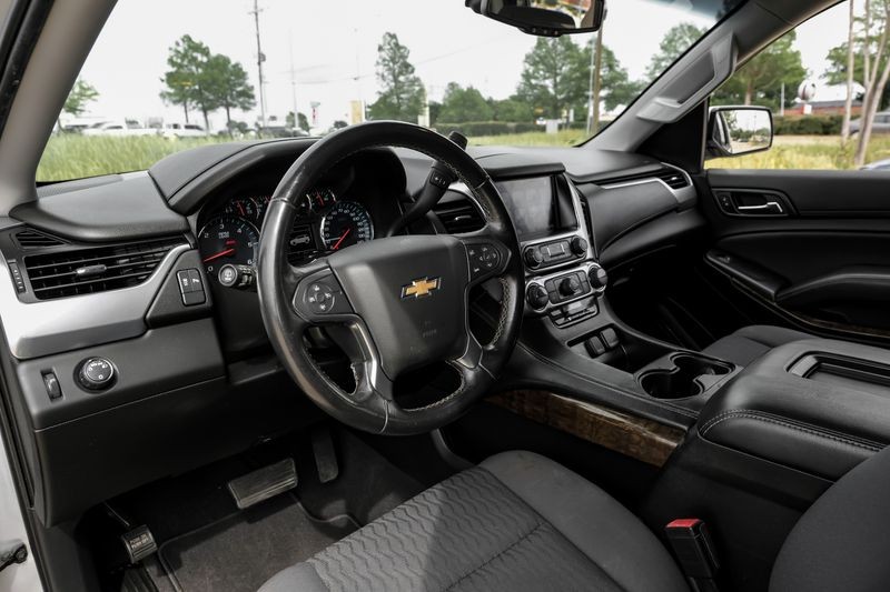 Chevrolet Tahoe Vehicle Full-screen Gallery Image 03