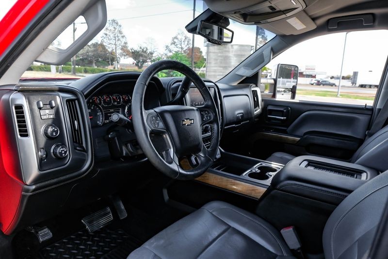 Chevrolet Silverado 3500HD Vehicle Full-screen Gallery Image 03