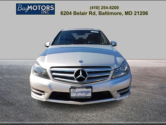 Mercedes-Benz C-Class Vehicle Full-screen Gallery Image 3