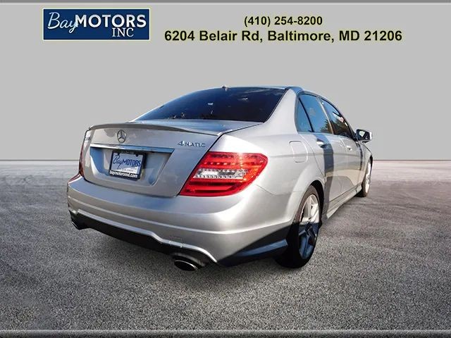 Mercedes-Benz C-Class Vehicle Full-screen Gallery Image 4